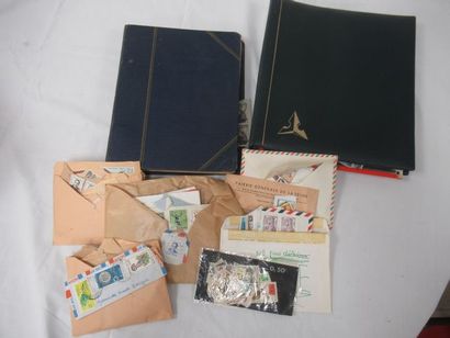 null Fort lot de timbres comprenant deux albulms et des timbres en vrac.