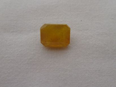 null Saphir jaune, 8,43 carats. Avec son certificat.