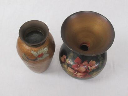 null Lot de deux vases à décor de fleurs l'un en métal émaillé, l'autre en céramique(égrenures)...