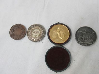 null Lot de 4 médailles figurant Napoléon III, dont 1 en argent (poids 64gr)
