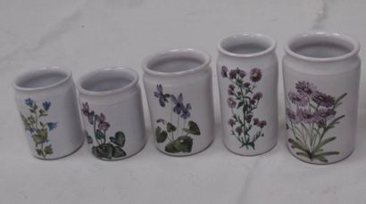 null MOUSTIERS, série de cinq petits pots en faïence à décor végétal, de 5 à 8 c...