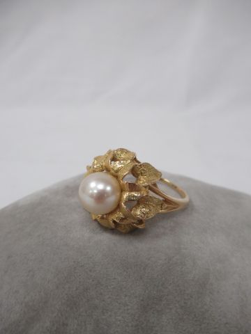 null Bague en or jaune ornée d'une perle de culture. Poid brut 8,46 g. TDD 59.