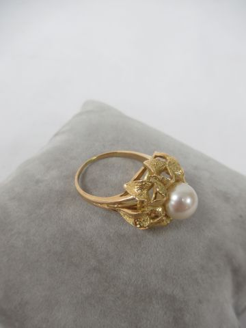 null Bague en or jaune ornée d'une perle de culture. Poid brut 8,46 g. TDD 59.