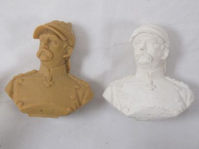 null Lot de deux bustes, figurant Bismarck, l'un en résine, l'autre en plâtre. Haut.:...