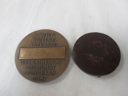 null Lot de 2 médailles en bronze, dont une par Delamarre, de 6 à 10cm