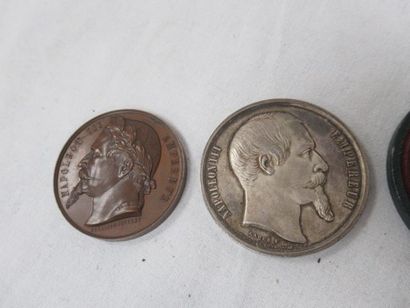 null Lot de 4 médailles figurant Napoléon III, dont 1 en argent (poids 64gr)