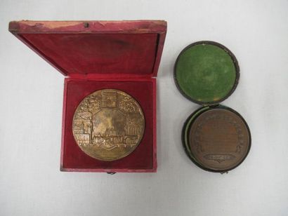 null Lot de 2 médailles en bronze, de 7 à 8cm, dans leurs écrins (usures)