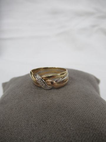 null Bague en or jaune et blanc, ornée de petits brillants. Poids brut : 3,97 g TDD...