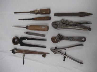 null Lot d'outils anciens en métal et bois (usure, rouille). Environ 15 cm.