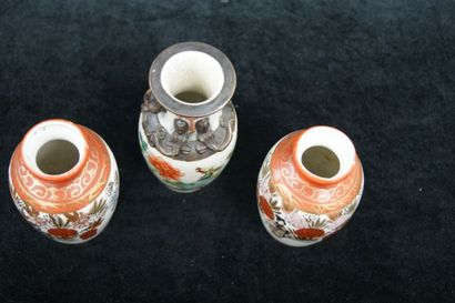 null ASIE Lot de trois petits vases en céramique, de 12 à 13 cm