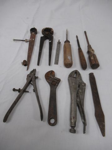 null Lot d'outils anciens en métal et bois (usure, rouille). Environ 15 cm.