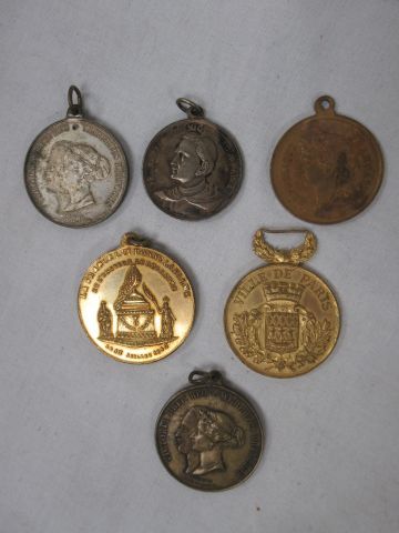 null Lot de 6 petites médailles en bronze, 3cm environ