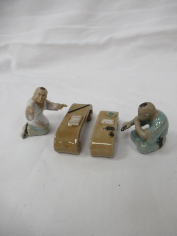 null CHINE Ensemble de petits sujets en porcelaine polychrome, comprenant 2 personnages...