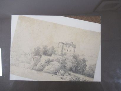 null Lot comprenant un dessin au crayon figurant un château (12x17 cm, encadrement...