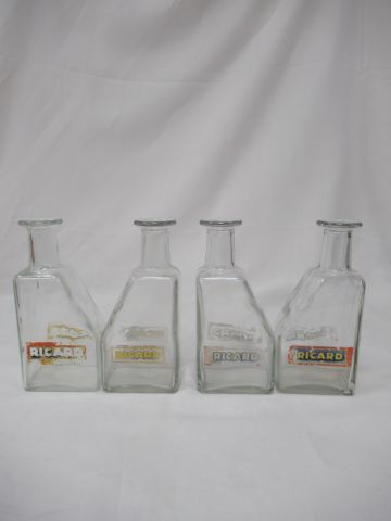 null RICARD, Lot de 4 carafes publicitaires, H.20 cm (usures au décor).