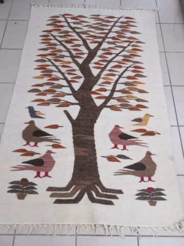 KILIM en laine à décor d'un arbre et d'oiseaux,...