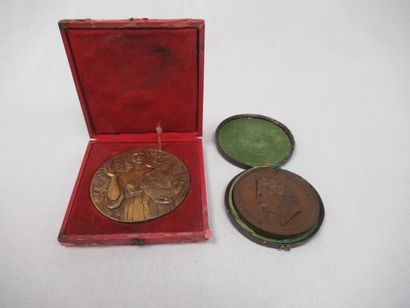 null Lot de 2 médailles en bronze, de 7 à 8cm, dans leurs écrins (usures)