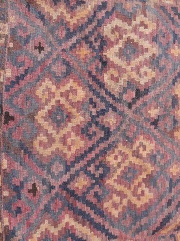 null ORIENT - Grand Kilim en laine à décor géométrique rose et bleu sur fond ocre....