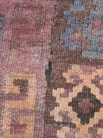 null ORIENT - Grand Kilim en laine à décor géométrique rose et bleu sur fond ocre....