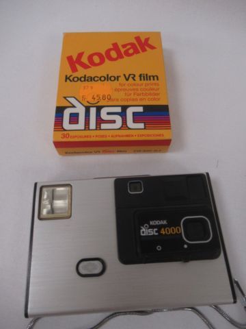 null KODAK Lot comprenant un appareil Instamatic 104 et un appareil Disc 4 000. Avec...