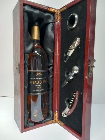 null Bouteille de Château Guiraud 1er Grand Cru Classé 2007. Dans son coffret en...