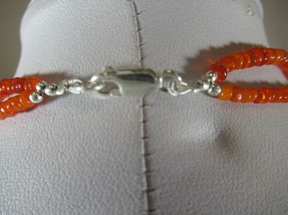 null Parure en opale, comprenant un collier double rang (22 cm, fermé) et un bracelet...