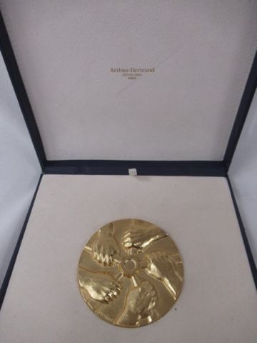 Médaille en bronze, signée Leonagy, diamètre...