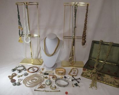 Fort lot de bijoux fantaisie comprenant colliers,...