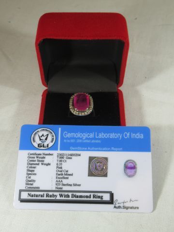 null Bague en argent centrée d'un rubis entouré de diamants, poids brut 5,38, TD...