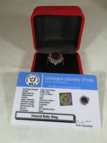 null Bague en argent centrée d'un rubis entouré de diamants, avec son certificat....