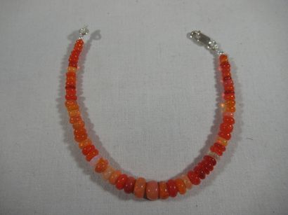 null Parure en opale, comprenant un collier double rang (22 cm, fermé) et un bracelet...