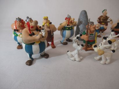 null GOSCINNY-UDERZO Lot de 20 figurines en résine, représentant des personnages...