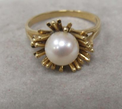 Yellow gold ring set with a pearl. Gross...