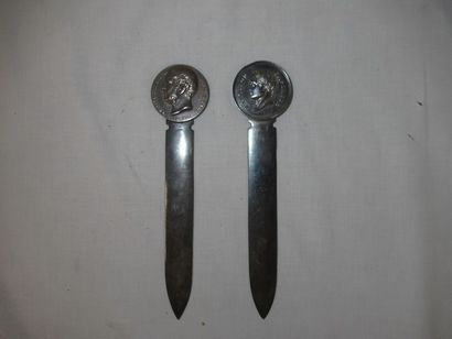  Deux coupe-papiers en métal argenté dont un Christofle, à décor de médailles figurant... Gazette Drouot