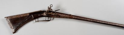 null Fusil sarde. Platine à la miquelet légèrement gravée. Crosse et fût recouverts...