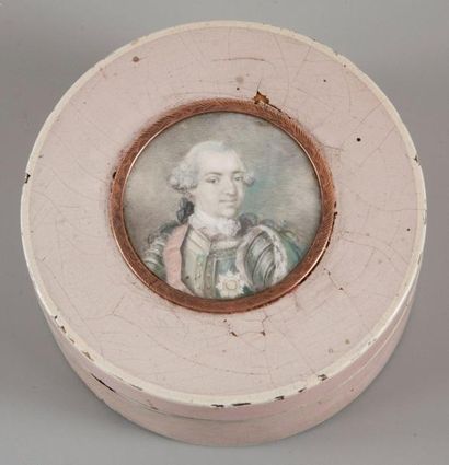 Ecole française du XVIIIe siècle Homme en armure Miniature ronde sur ivoire, montée...