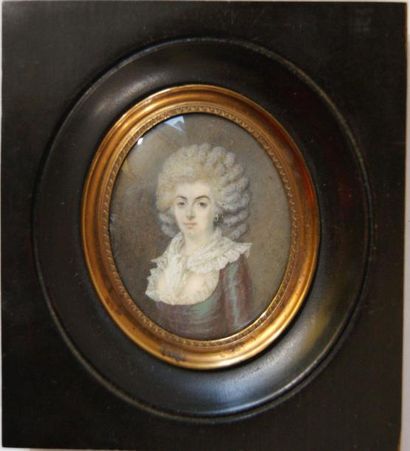Ecole française de la fin du XVIIIe siècle Femme à la robe moirée Miniature ovale...