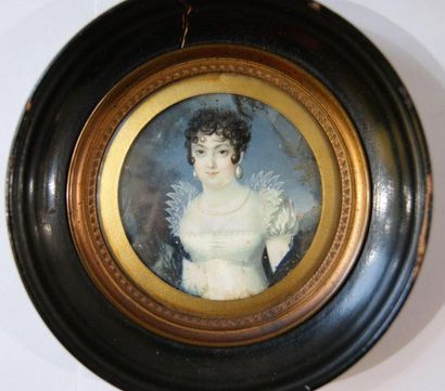 Ecole française vers 1800 Jeune femme aux perles Miniature ronde sur ivoire (accidents...