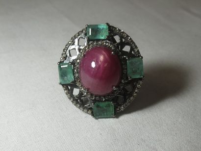 null Silver ring, set with a ruby in a setting of emeralds and brilliants. Gross...