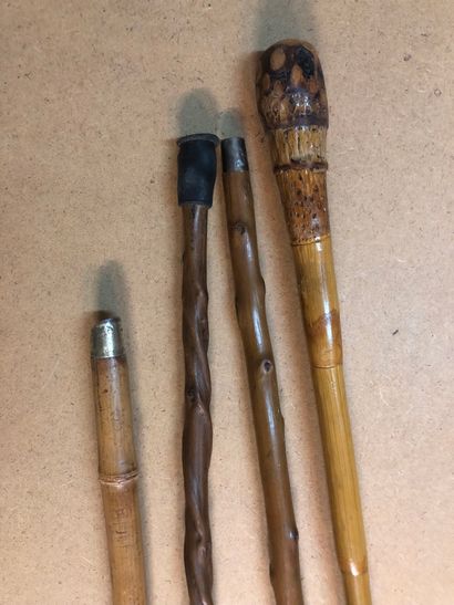 null Set of four wooden and bamboo canes L90-94cm (Used condition)