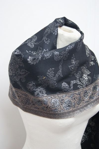 null INDIA Black wool shawl with plant decoration, embroidered with silver thread....