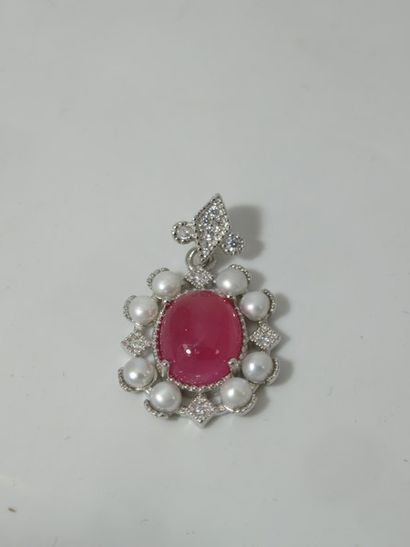 null Silver pendant, centered with a ruby, surrounded by cultured pearls. Gross weight:...