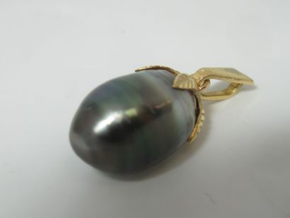 null Yellow gold sertine pendant with gray baroque pearl. Gross weight: 4.62 gr.