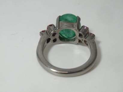 null Silver ring, centered on an emerald, set with rubies. Gross weight: 6.3 g TDD...