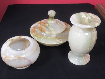 null Onyx lot, including a vase, a bonbonnière and a pot (the lid is missing). Height:...