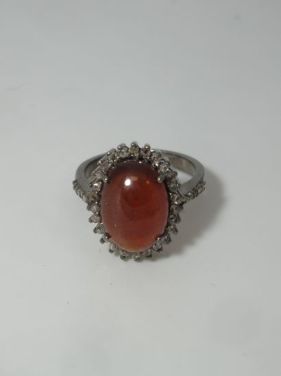null Blackened silver ring set with a garnet (4 carats). Gross weight: 5.73 g TDD....