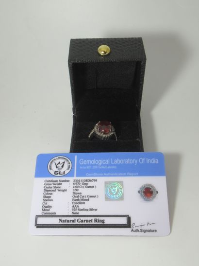 null Blackened silver ring set with a garnet (4 carats). Gross weight: 5.73 g TDD....