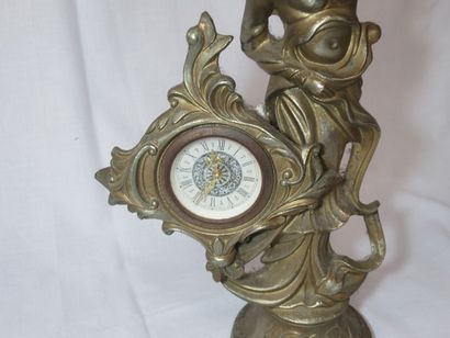 null Regula clock, decorated with a dancer. Height: 40 cm (wear to patina)