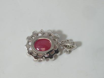 null Silver pendant, centered with a ruby, surrounded by cultured pearls. Gross weight:...