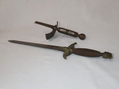 null Decorative metal dagger. Length: 46 cm (oxidation), with attached guard.